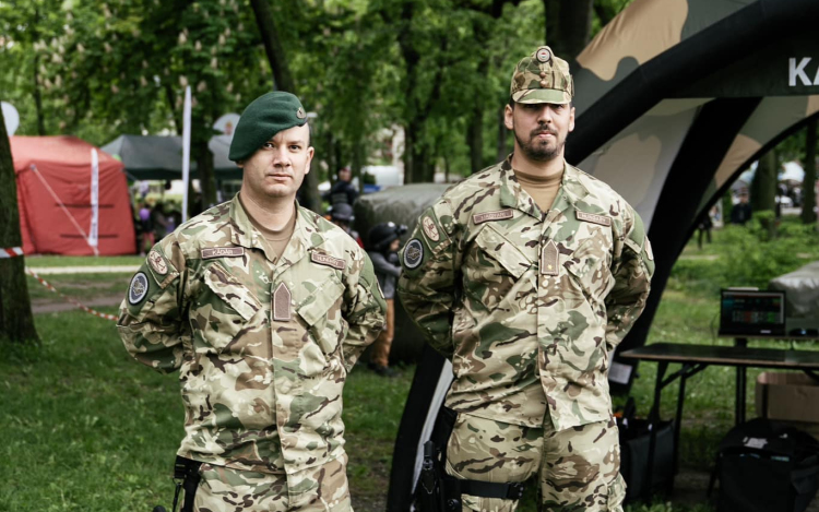 Katonák segítettek egy kigyulladt gépjárműnél az autópályán