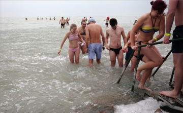 Csaknem kétszázan fürödtek az év első napján a jeges Balatonban Szigligetnél