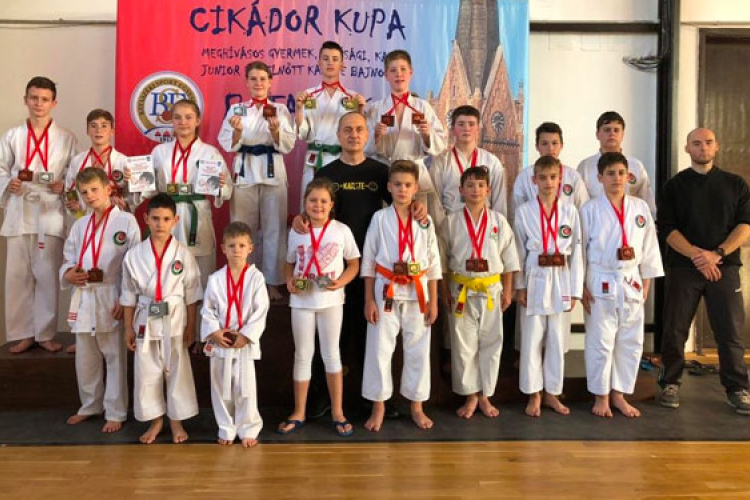 34 érmet nyert a dombóvári karate gyerekcsapat