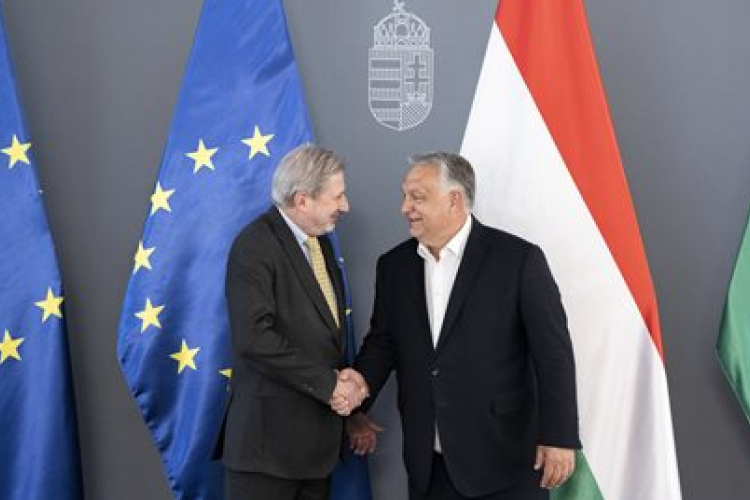 Orbán Viktor Johannes Hahn uniós biztossal tárgyalt