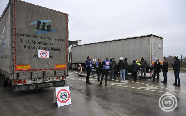 Teherforgalmi határátkelőket zártak le balkáni fuvarozók az EES bevezetése miatt