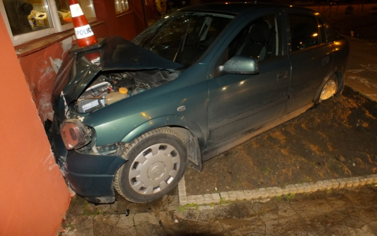 Fék helyett a gázra lépett a 15 éves fiú – falnak csapódott a kocsival