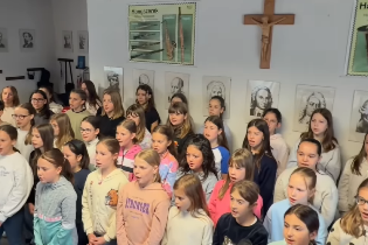 Segítsünk a dombóvári Szt. Orsolya iskola kórusának egy like-kal!
