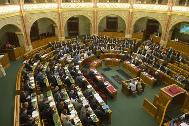Az önkényuralmi jelképek kereskedelmi használatának tiltásáról kezd vitát a Ház