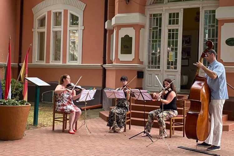 Újra Pannon Filharmonikusok kamaraformációja a múzeumkertben
