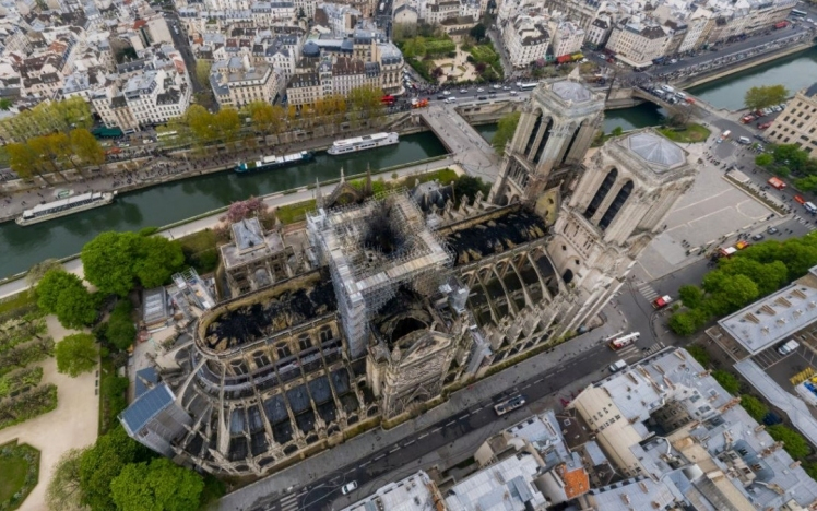 Elkezdődött a Notre-Dame leégett tetejének lefedése