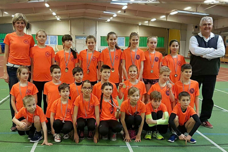 8 aranyéremmel tértek haza a dombóvári gyermek atléták