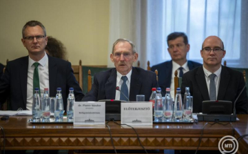 Februárra eléri a pedagógusok átlagbére a diplomás átlagbér 80 százalékát