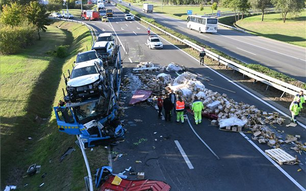 Baleset miatt lezárták az M5-öst Pusztavacsnál Szeged felé