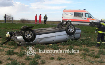 Felborult egy személyautó Dombóvár és Mágocs között