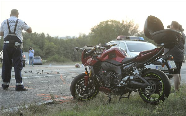 Balesetben meghalt egy motoros az 1-es főúton