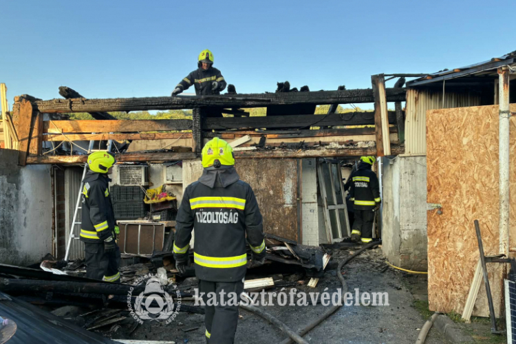 Lakóépület tűzesethez riasztották a tűzoltókat Dombóváron