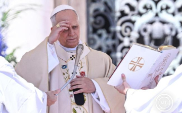 A XIV. Leó pápa vezette békevirrasztáson a kontinensek képviselői békefényt gyújtanak meg