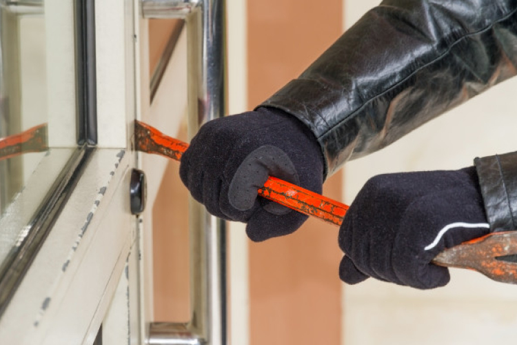 Körmendi ingatlanokba tört be a dombóvári férfi és női segítője