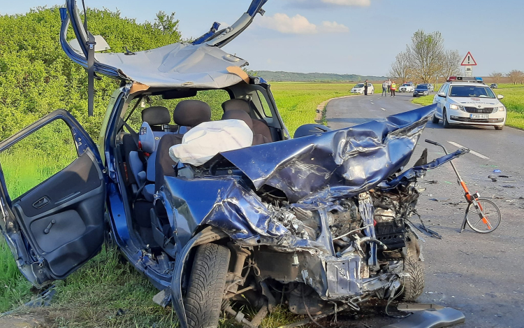 Ketten meghaltak egy balesetben Berhida és Pétfürdő között