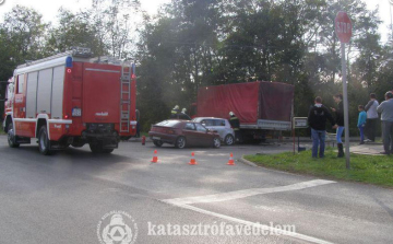 Két személyautó és egy teherautó ütközött Dombóváron