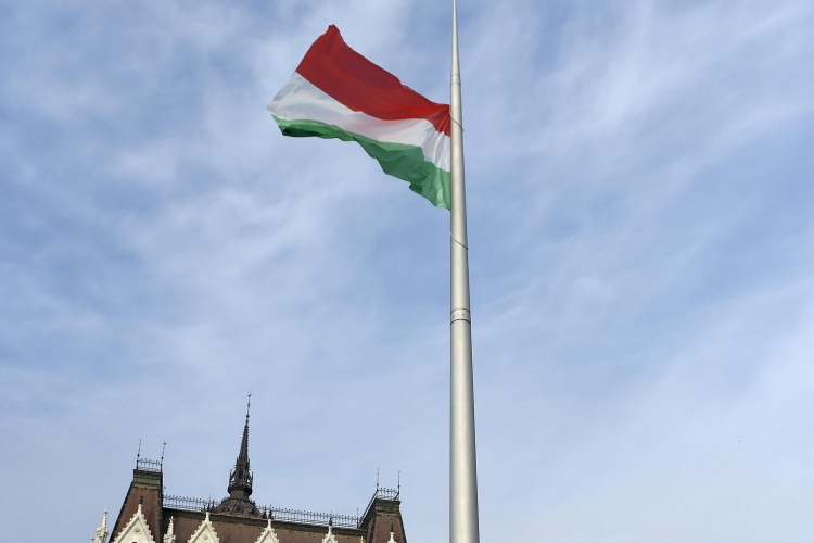 1956 - Felvonták a nemzeti lobogót a Parlament előtt