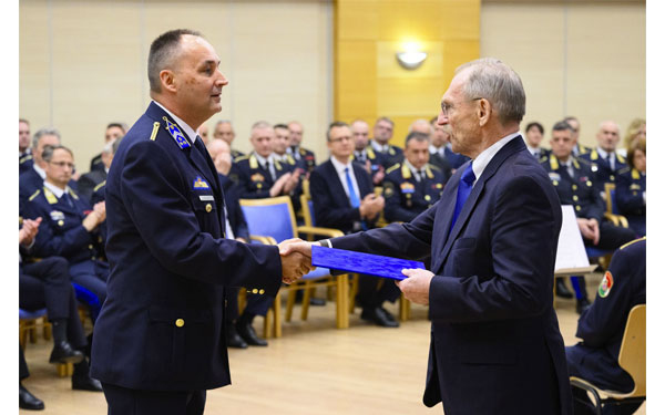 Rendőrségi tanácsosi címet vehetett át Erős Viktor, a Dombóvári Rendőrkapitányság körzeti megbízottja