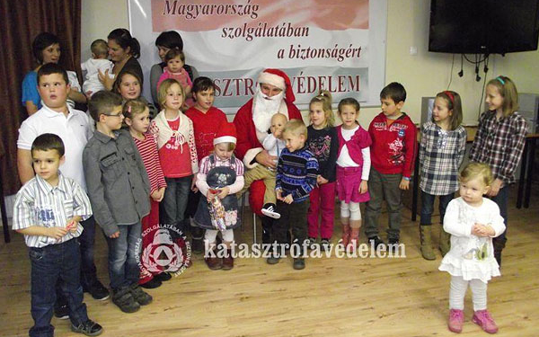 A Dombóvári tűzoltóknál is járt a Mikulás