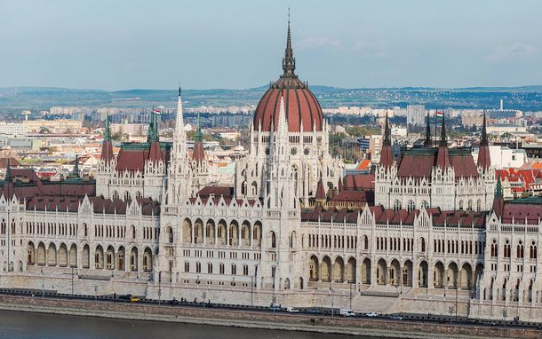 Nyolcszáz hátrányos helyzetű gyereket láttak vendégül a Parlamentben