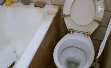 Vécén akarta lehúzni a halott csecsemőt - videó