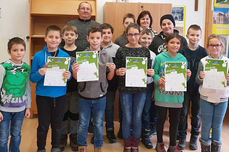Három ifjú sakkozó állhatott a dobogóra
