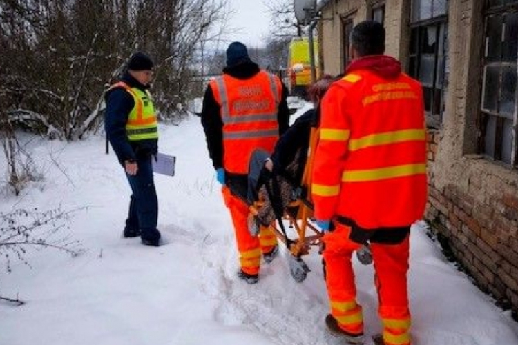 Megmentették a dombóvári rendőrök és a szomszédok az idős nőt a fagyhaláltól