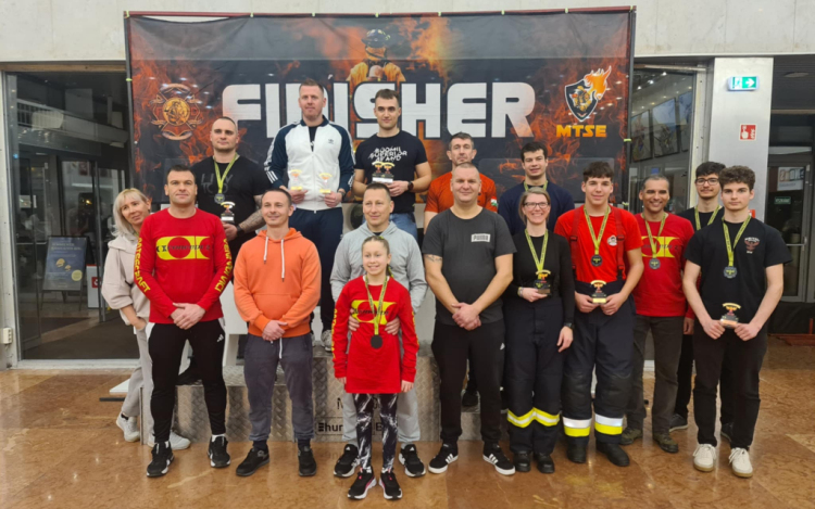 Jótékonysági versenyen indultak a Tolna vármegyei tűzoltók