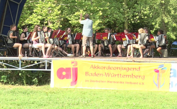 Ajándékkoncert ifjú német harmonikásoktól
