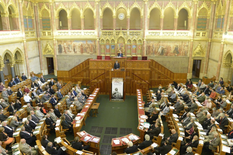 A bürokráciacsökkentésről kezd tárgyalni az Országgyűlés